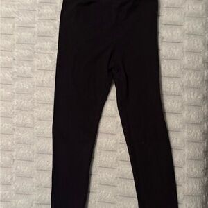 Place Essential kids Black Leggings.